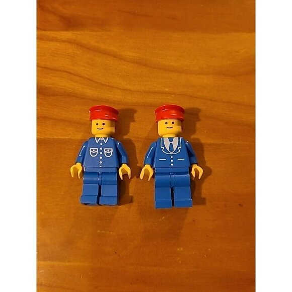 VTG Retro 1980s Construction And Pilot Lego  Minifigures With Hats - Picture 1 of 3